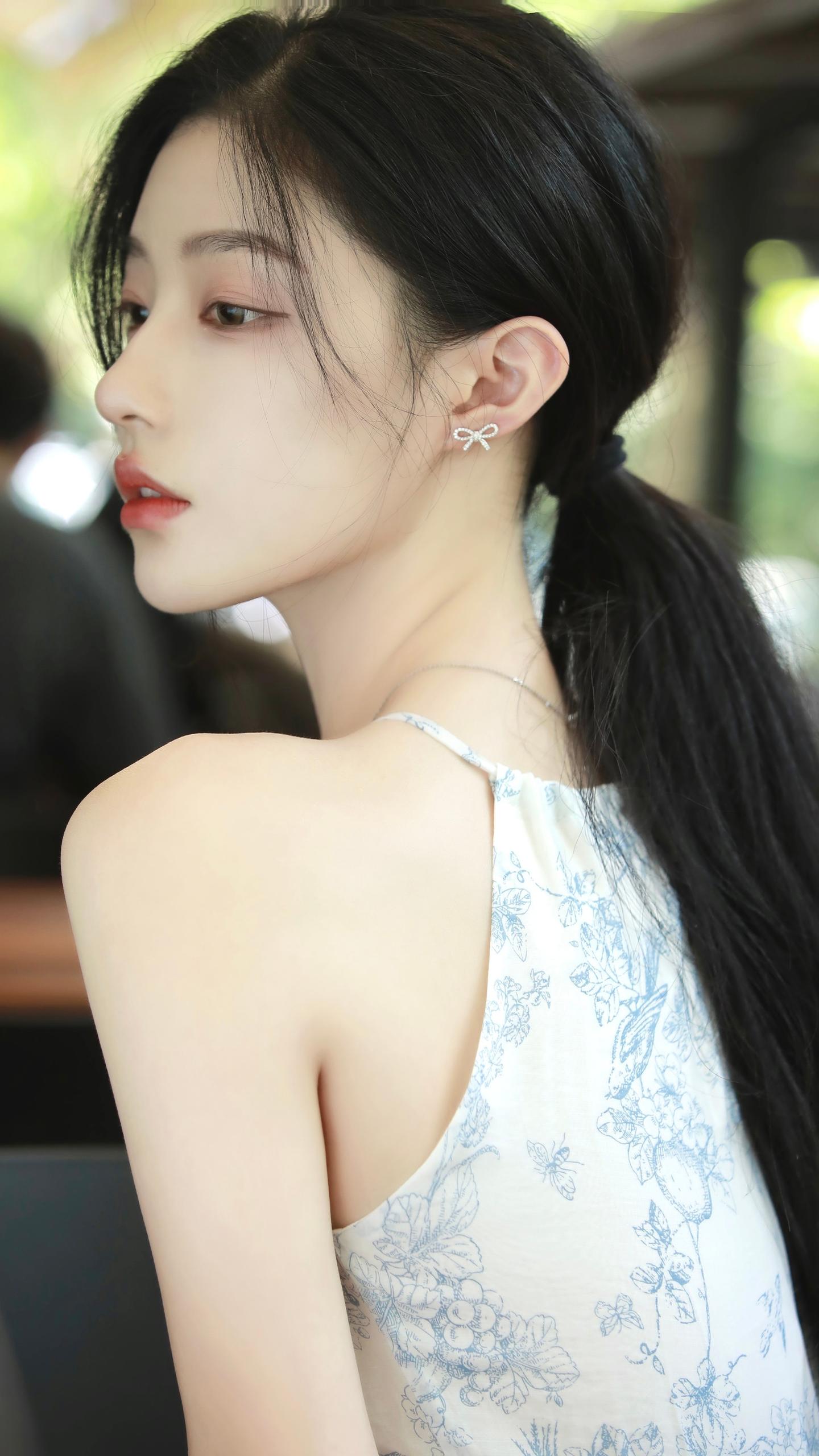 笑一笑，一学中医的男子去相亲，结果女方特别满意，见面吃完饭和女孩一起牵手逛街，无