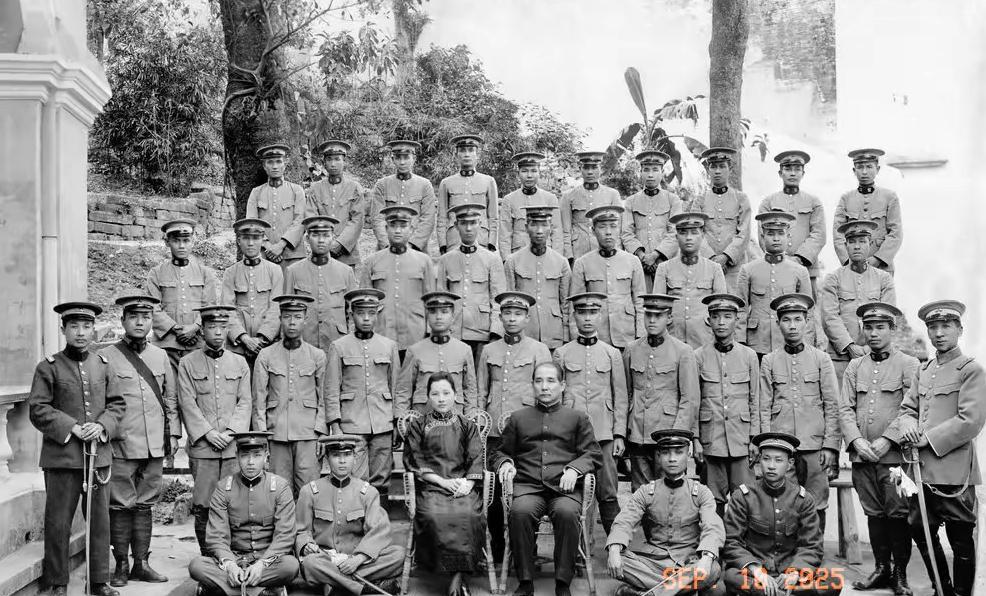 历史照片分享。1922年。孙中山和宋庆龄在广州与自己的卫队和官兵在一起，留下这