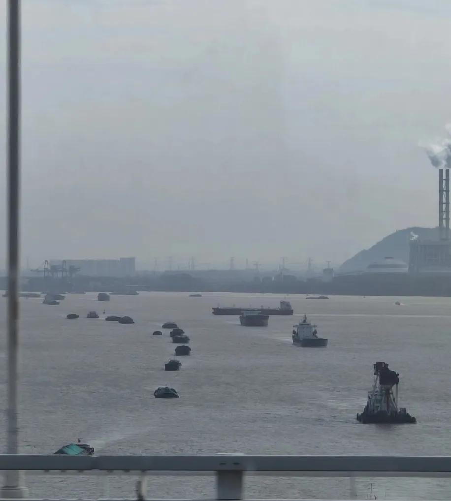 趴在桥栏杆上看南京的长江，眼都望酸了——江面宽得像铺开的灰绸子，货船在上面飘得像