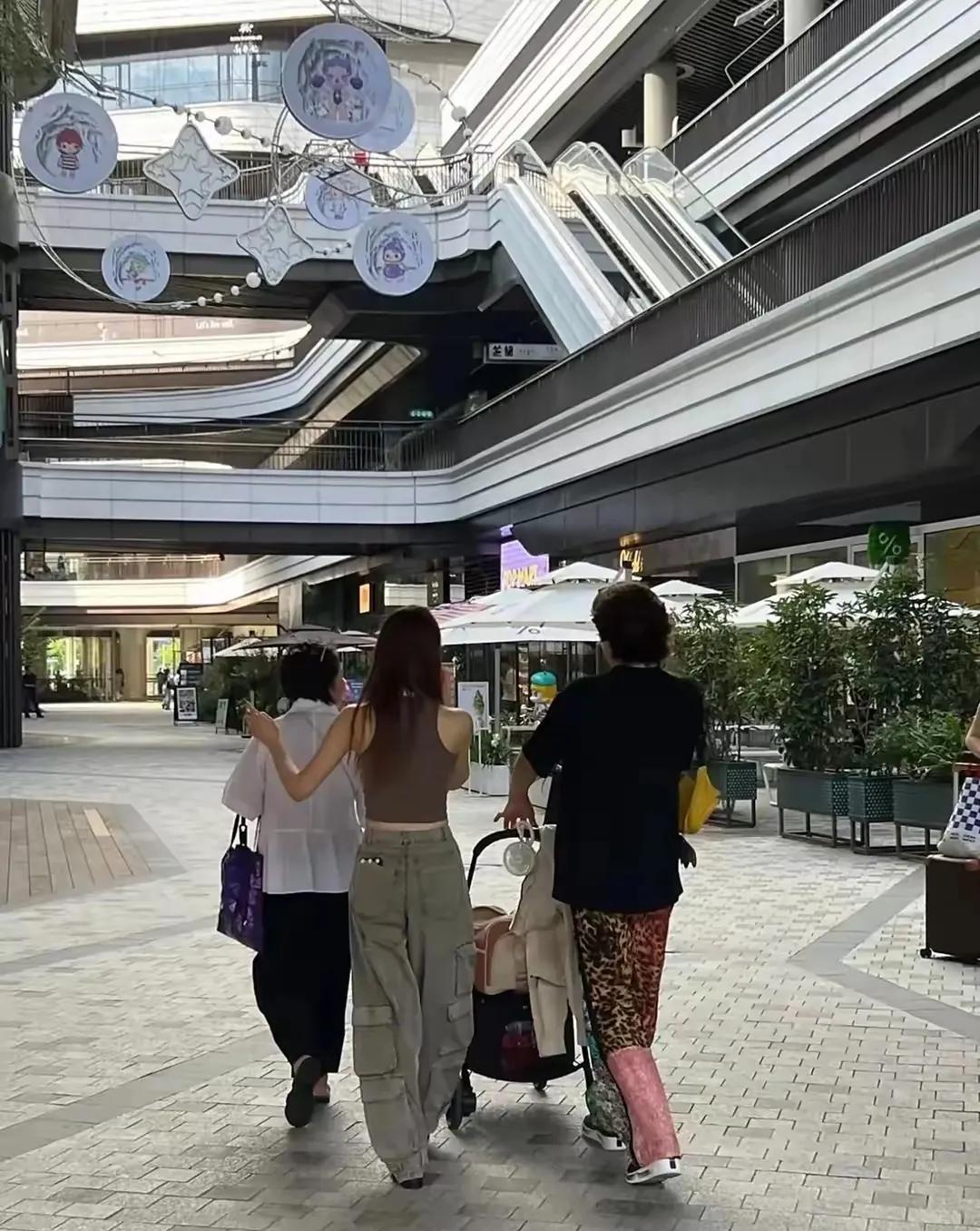 李多海与丈夫外出时被路人偶然邂逅，她身着简约休闲装，脚踩平底鞋，身形高挑，气质出