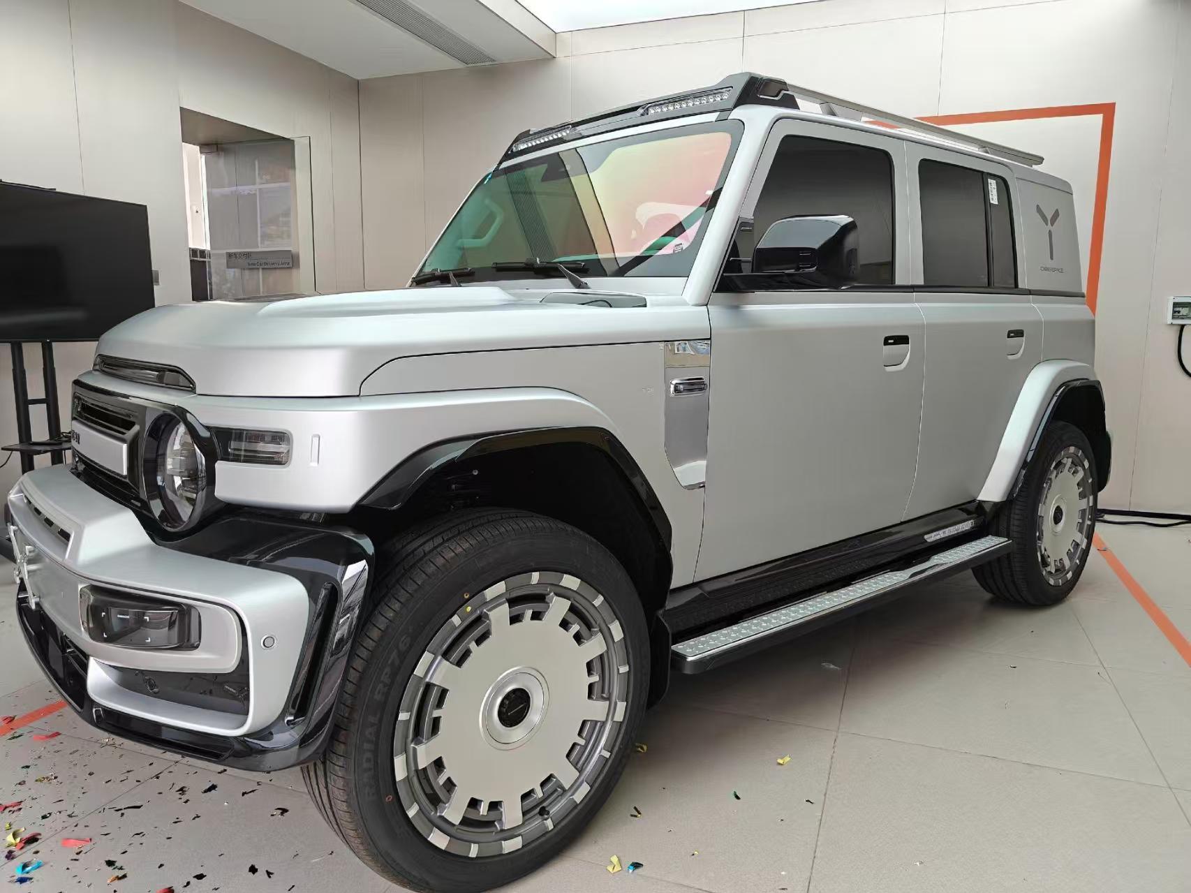 原厂轮毂的造型挺特别的，有点复古越野的味道，不用改装就很好看，省了自己折腾的功夫