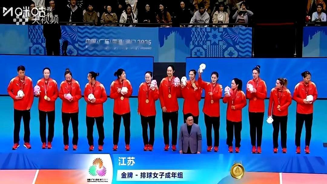 江苏女排赛前定制的红色冠军服，结果赛季拿了亚军，球迷圈直接吵翻！有人说太高调，有