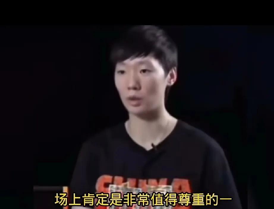 王曼昱评价孙颖莎，尽显高情商！记者让王曼昱说一下她和莎莎的相处情况。王曼昱的回