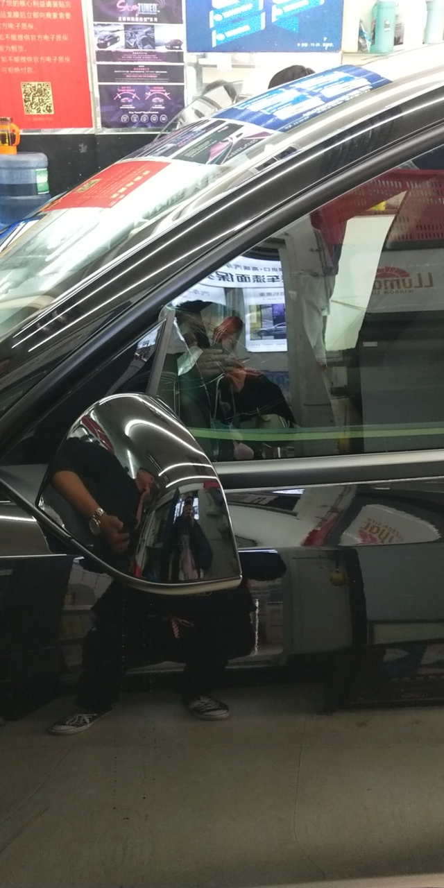 遇事不要慌玻璃碎了拿出手机拍个照，然后发个朋友圈贴膜的时候玻璃升上来，路人甲