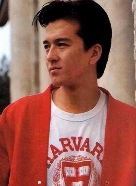 2010年，周迅前男友贾宏声趁父母不注意，从14层一跃而下，父母跑下楼时，他已身