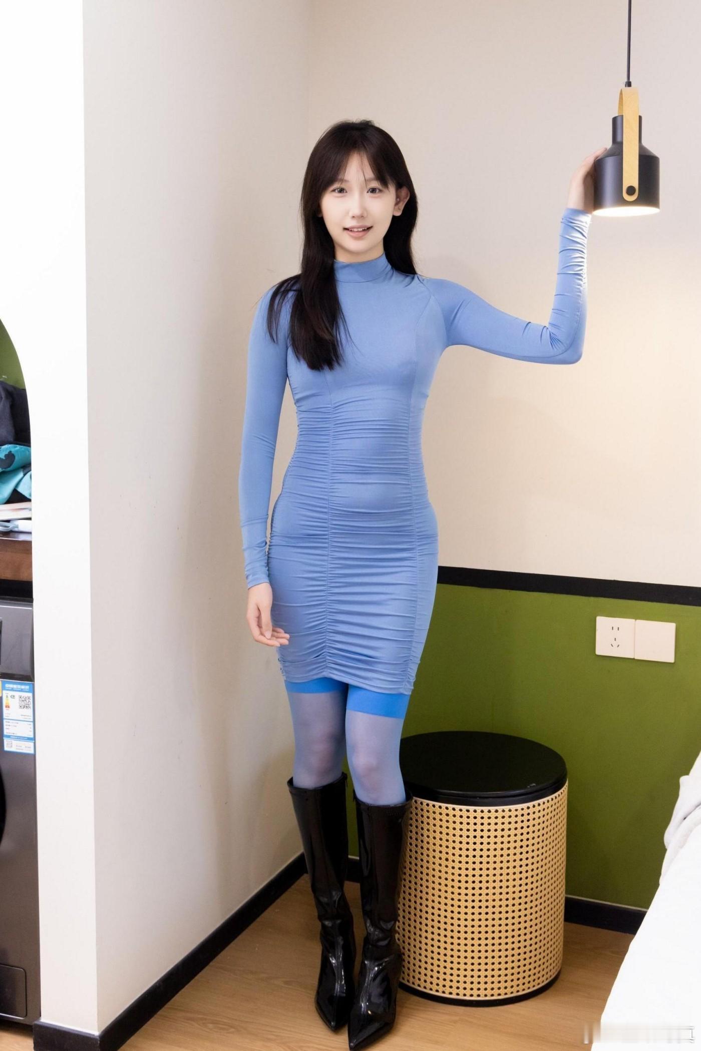 香菜丨高跟长靴、薄蓝丝