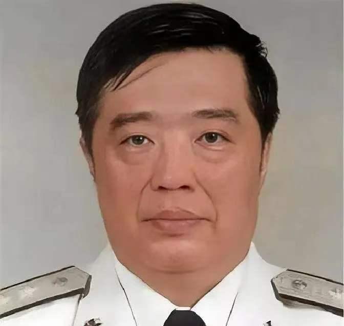 1998年的香港，贺龙之子贺鹏飞找到了徐增平，压低声音表示，自己看中了一件大家伙