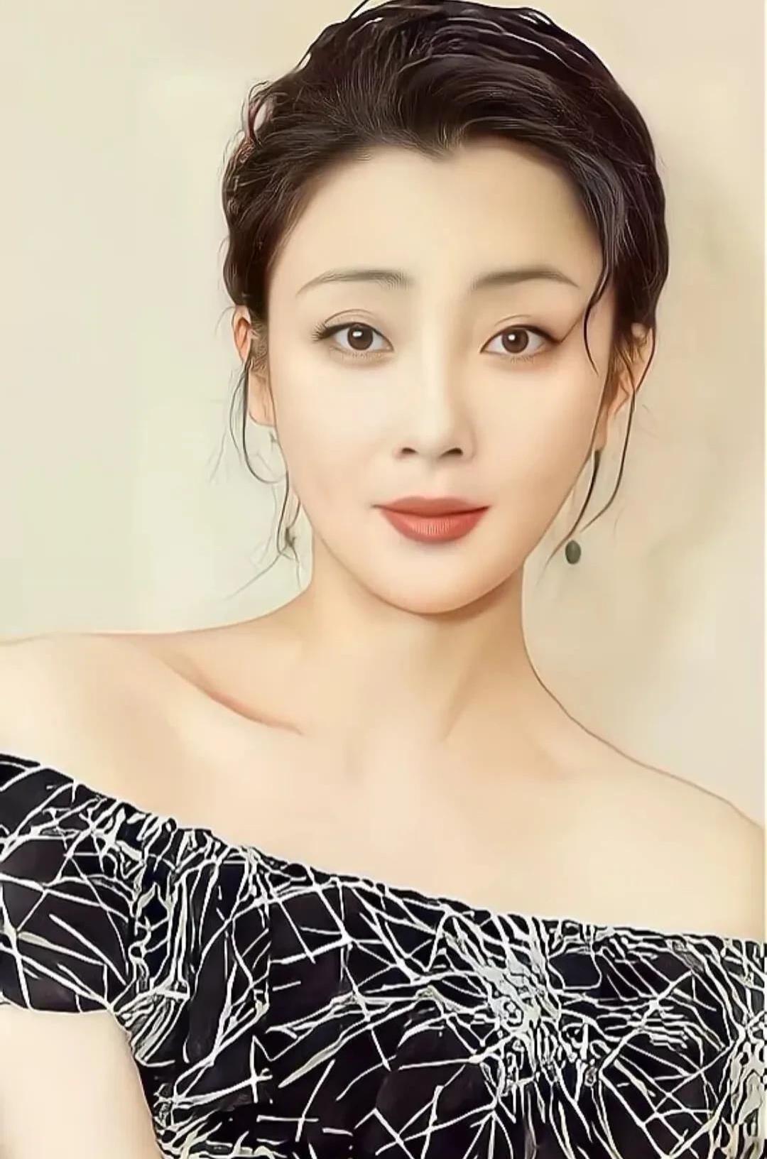 一次殷桃在家里帮妈妈摘菜时，妈妈看着殷桃，突然来了一句：“你看我把你生得也还行，