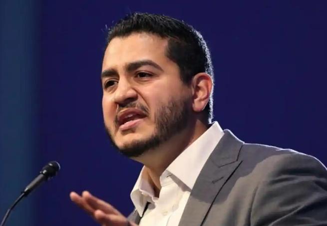 密歇根民主党初选彻底乱套，三强互撕到撕破脸，骂战、指责轮番上演，场面比和共和党对