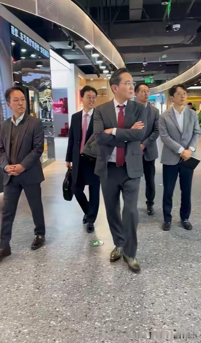 1月5日，韩国三星会长李在镕在北京商场逛街时被偶遇！韩国总统李在明来华访问，三