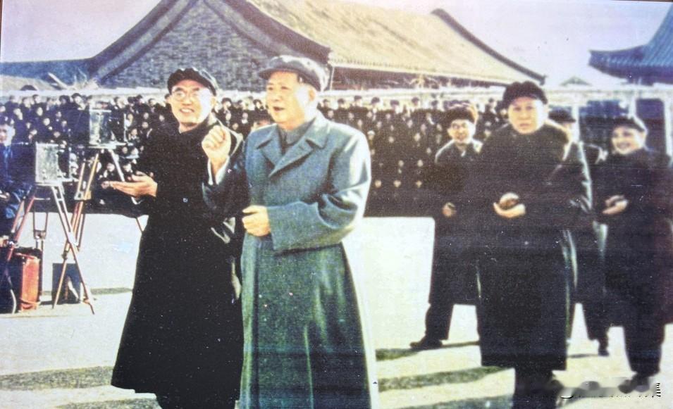 新中国建立后，毛泽东、刘少奇等和钱俊瑞（左一）在一起的合影。新中国成立后，钱俊瑞