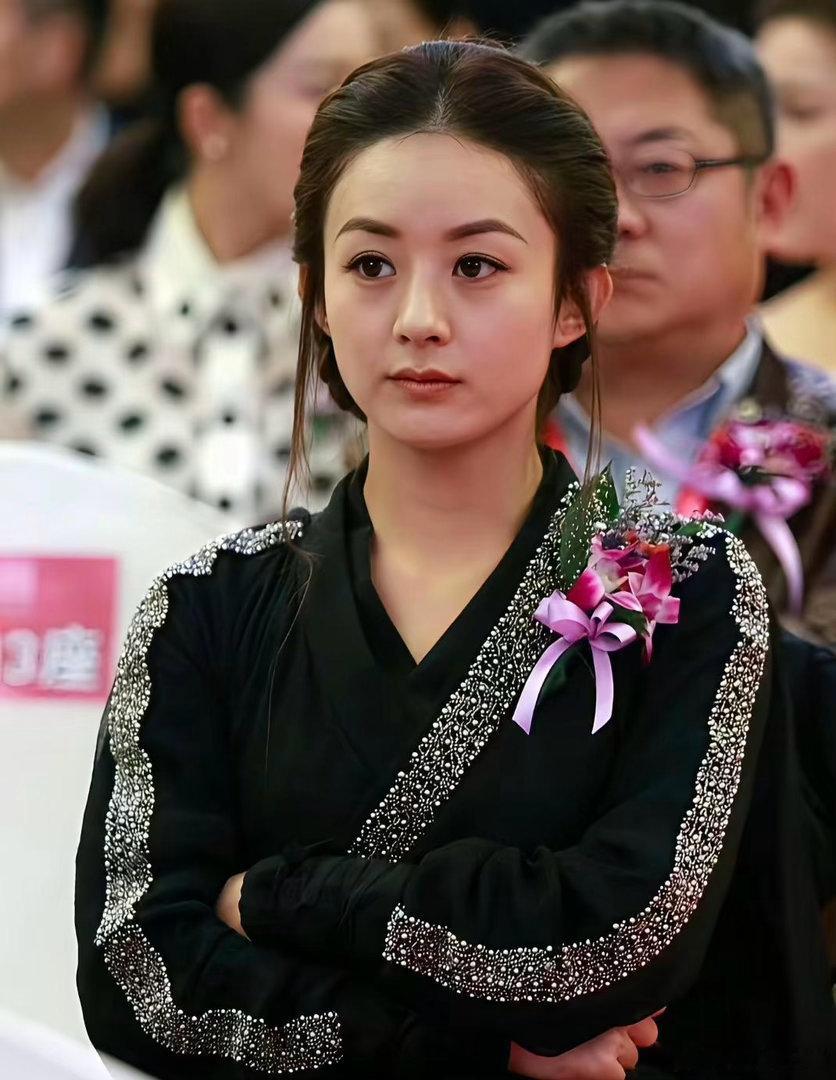 记得当年赵丽颖因为穿了这身衣服去领奖被群嘲！