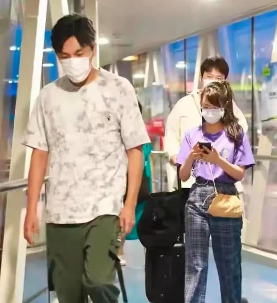 秦昊一家三口走机场！伊能静嫩的让人怀疑人生，婆婆贵妇气质出众，幸福的一家人。[比