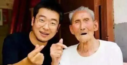 武汉快递员秦岷意外救起昏迷老人，哪料，却遭其女儿反咬：“我爸是你撞的，你要负责！