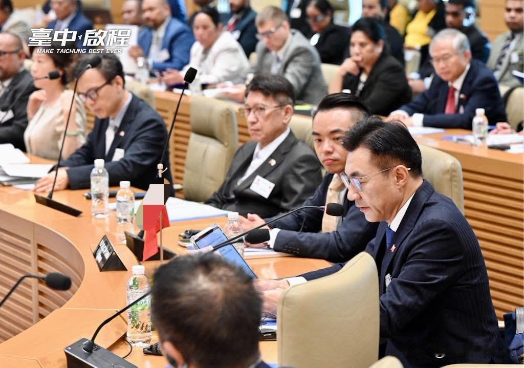 国民党前主席江启臣今（25日）在脸书发文叫嚣称，让世界看见台湾，也听见台湾！启臣