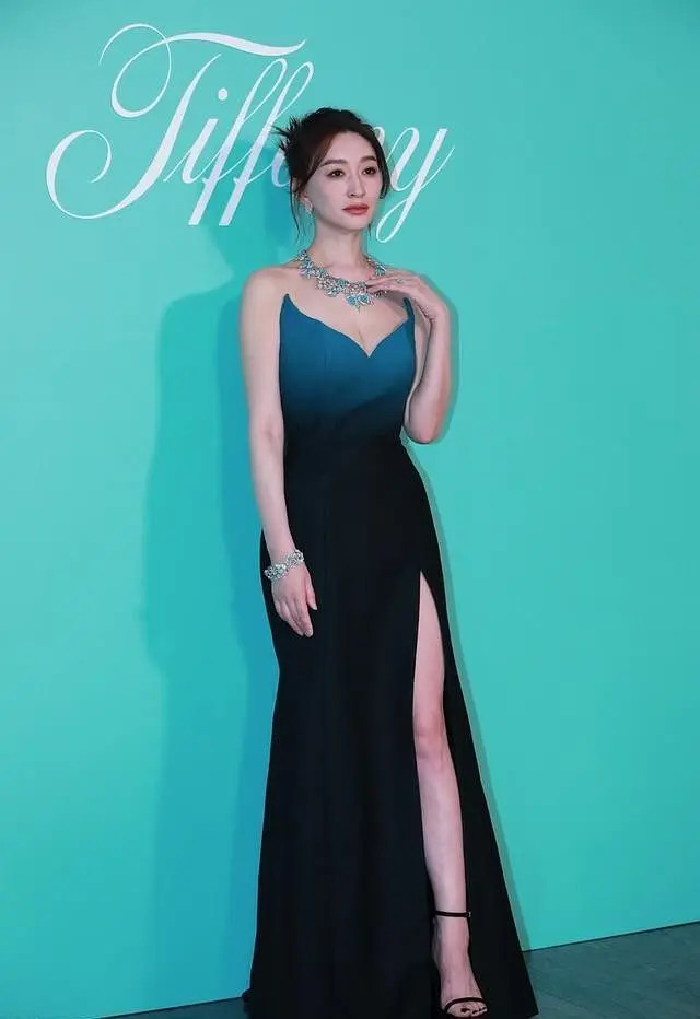 浪姐这海报甚至是拿李小冉以前的老图扣的🥭是真省钱了