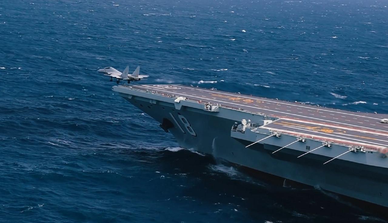 歼-15DT舰载电子战飞机从福建号航母上弹射起飞，福建舰航空兵部队的各个机种都已
