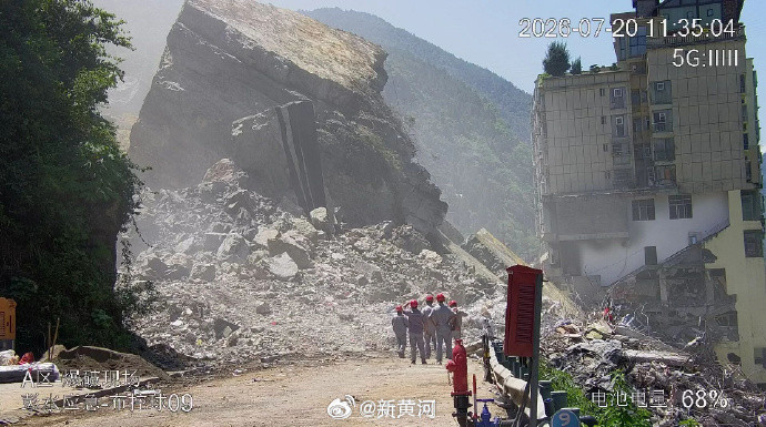 【重庆#彭水山体崩塌孤石爆破作业首爆成功#】今日（20日），重庆彭水山体崩塌孤石