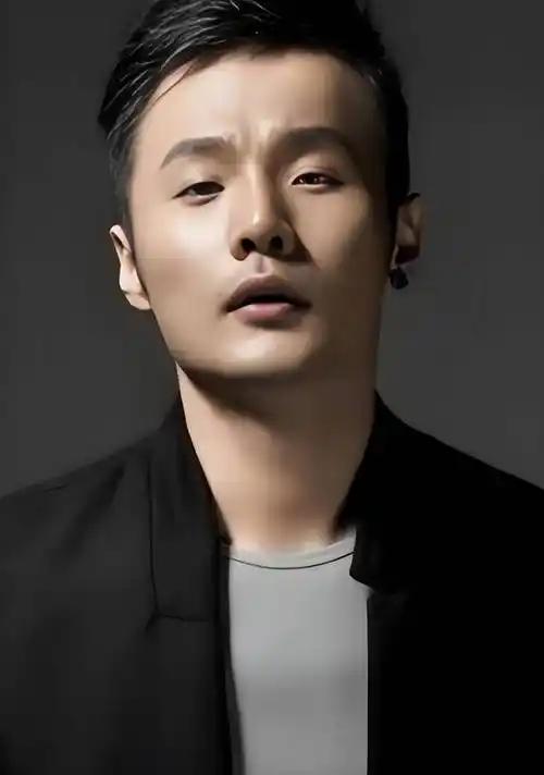 李荣浩4连问硬刚单依纯，不接受道歉，娱乐圈罕见正面交锋引爆全网。李荣浩深