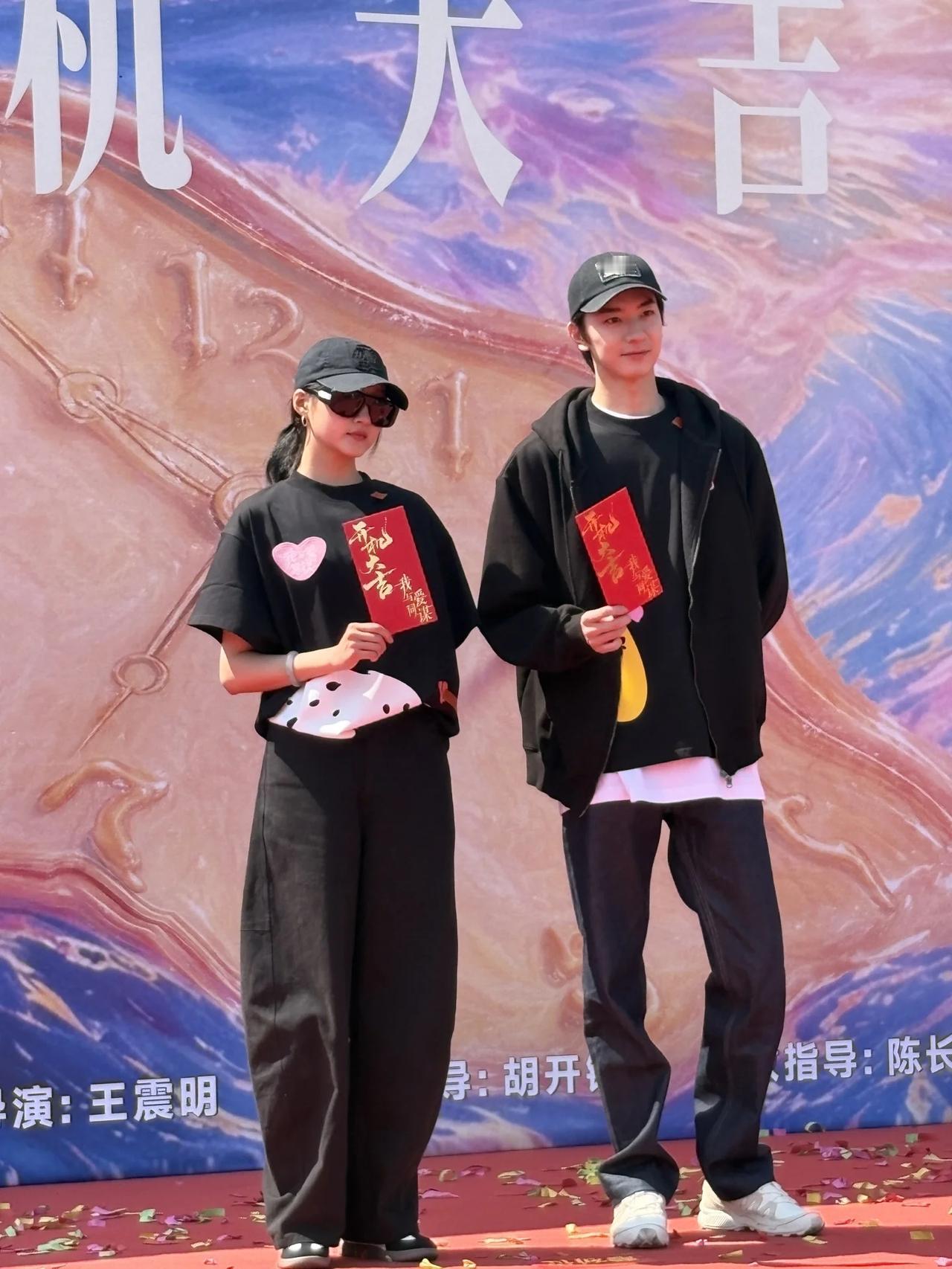 左边是关晓彤，1997年出生，身高172.4cm。右边是林一，1999年出生，