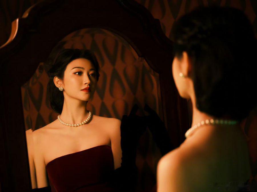 景甜这组造型直接美到我心巴上了酒红丝绒裙+澳白珍珠项链+耳钉，复古港风氛围感拉满