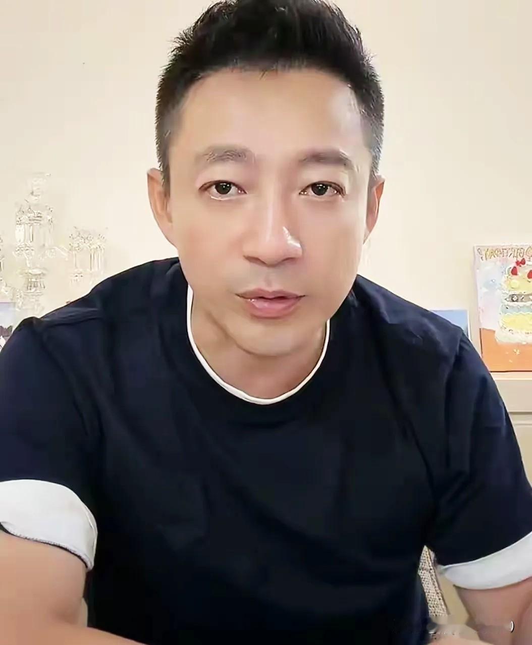 7月9日晚，许久未开播的小菲低调直播，人气依旧居高不下，也首度正面回应全网最关心