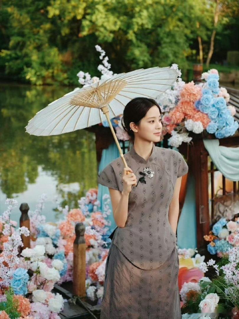 欧阳娜娜在游船上又出神图了水光天色映佳人，娜娜在游船上的每一个瞬间都极具美感，温