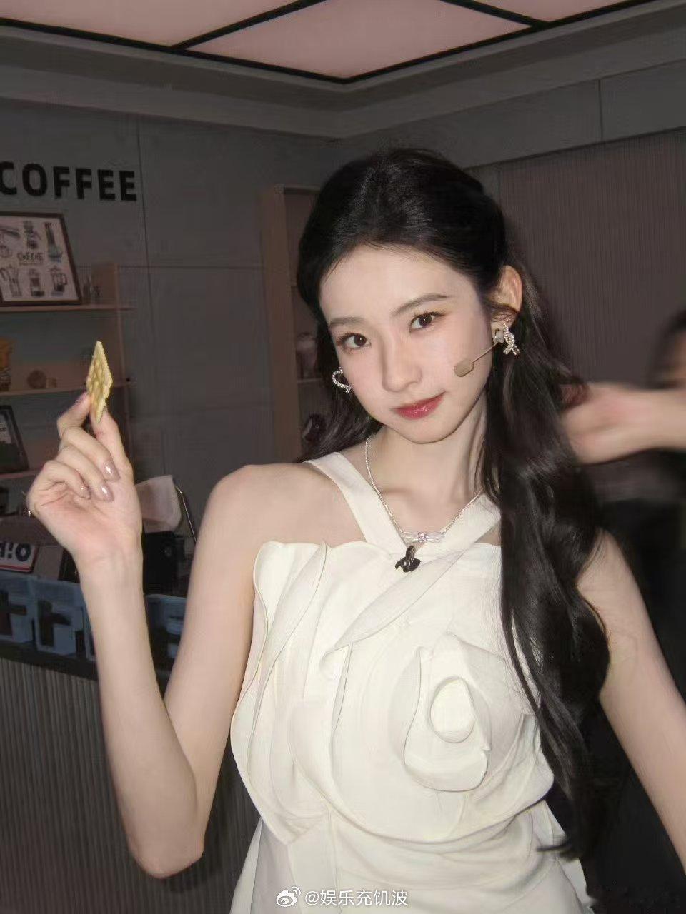 张艺凡和鸡斗上了你好星期六好六屯欢乐名场面！张艺凡和气球鸡激烈对线，全力投筐，专