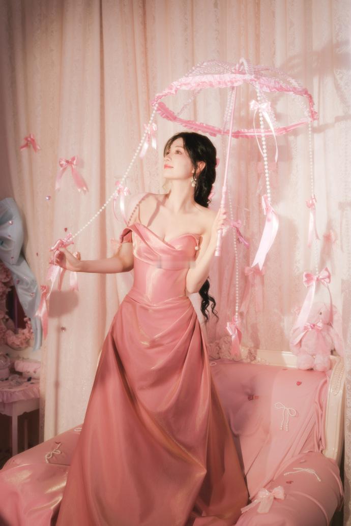 王楚然顶着满头蝴蝶结她笑起来眼睛弯成月牙的样子实在太甜了，整个人都洋溢着青春灵