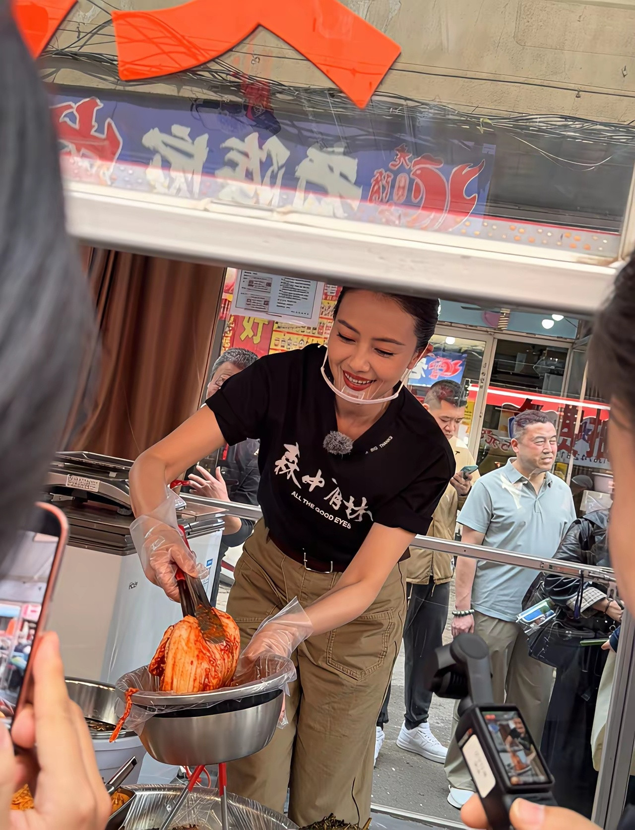 高圆圆跑去东北菜市场卖辣白菜，毫无明星架子。