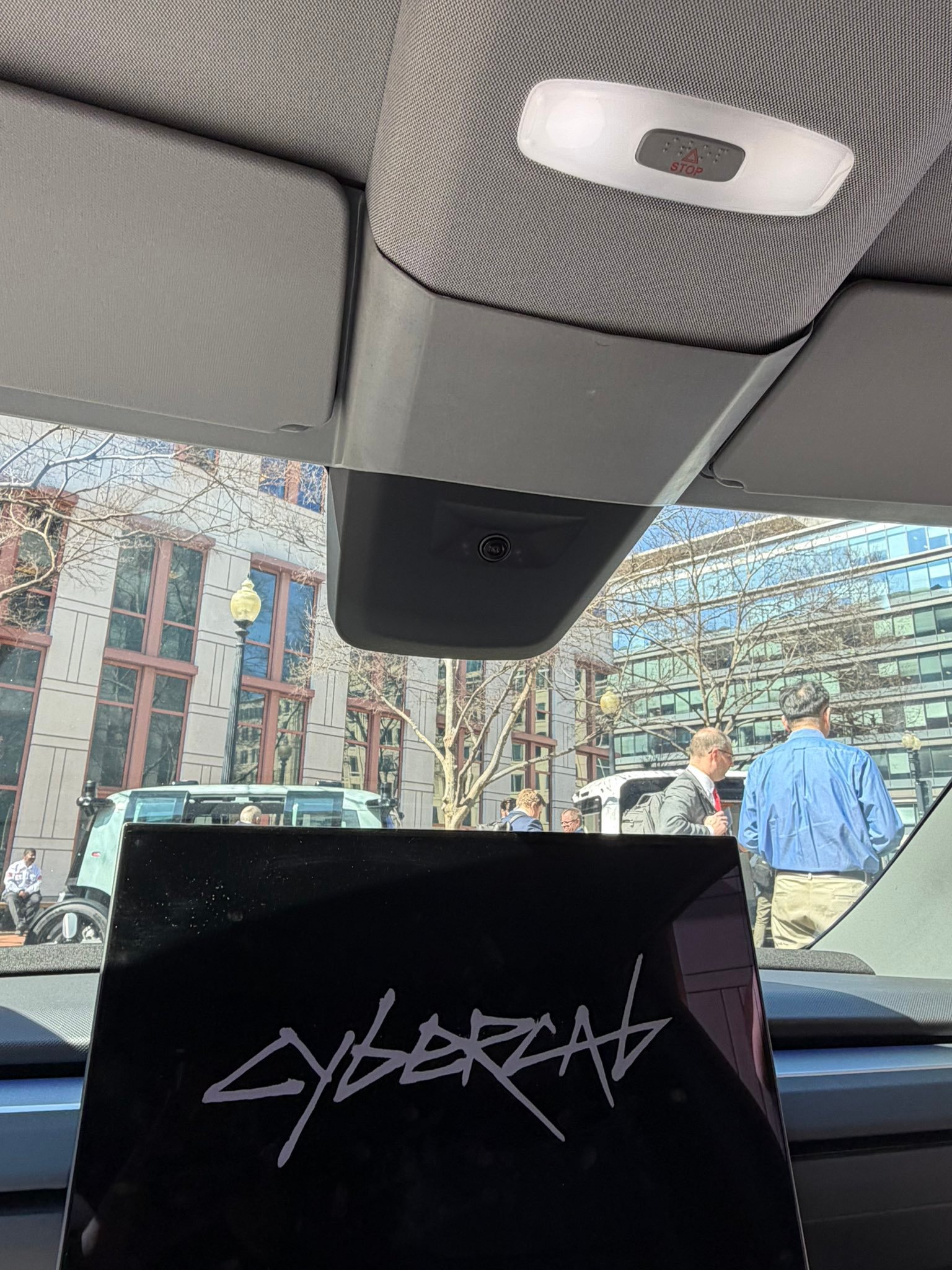 再发一下特斯拉CyberCab，下个月就要投产了，这台车是非常接近量产的版本。