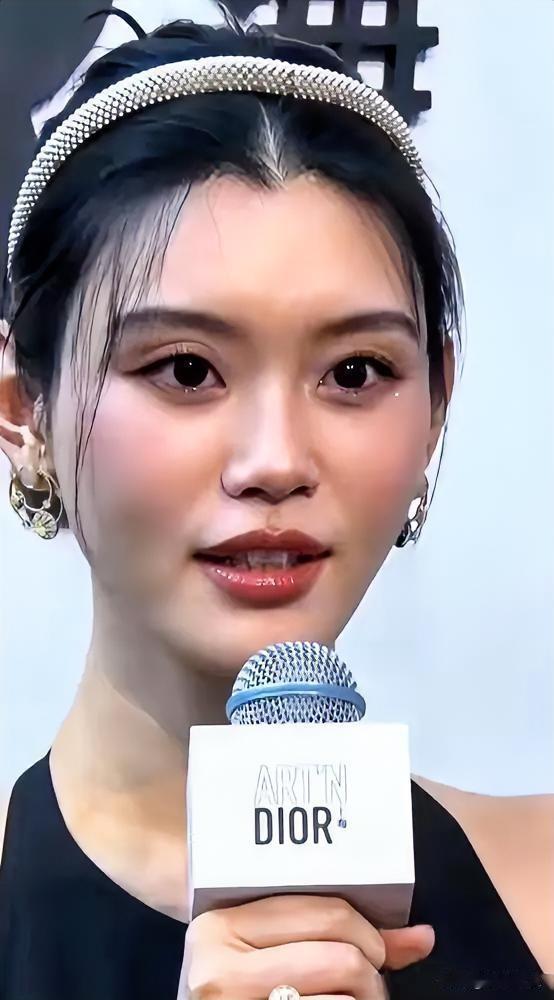 奚梦瑶的一番话，戳破了很多女生想要嫁入豪门、就此躺平的幻想。她大方透露，自己