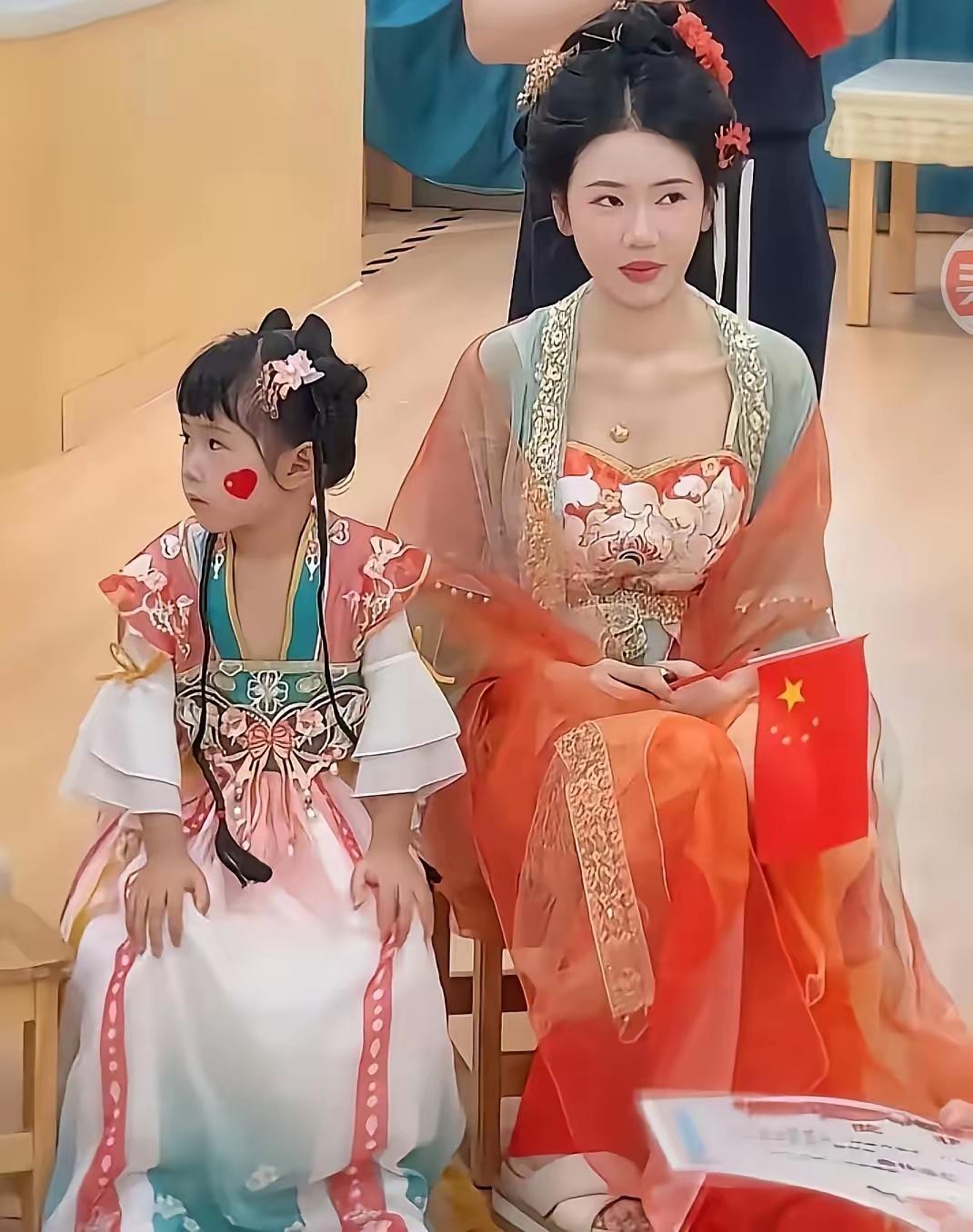 幼儿园通知家长盛装出席，有位妈妈真就翻出礼服认真打扮去了。结果到现场一看，别人都