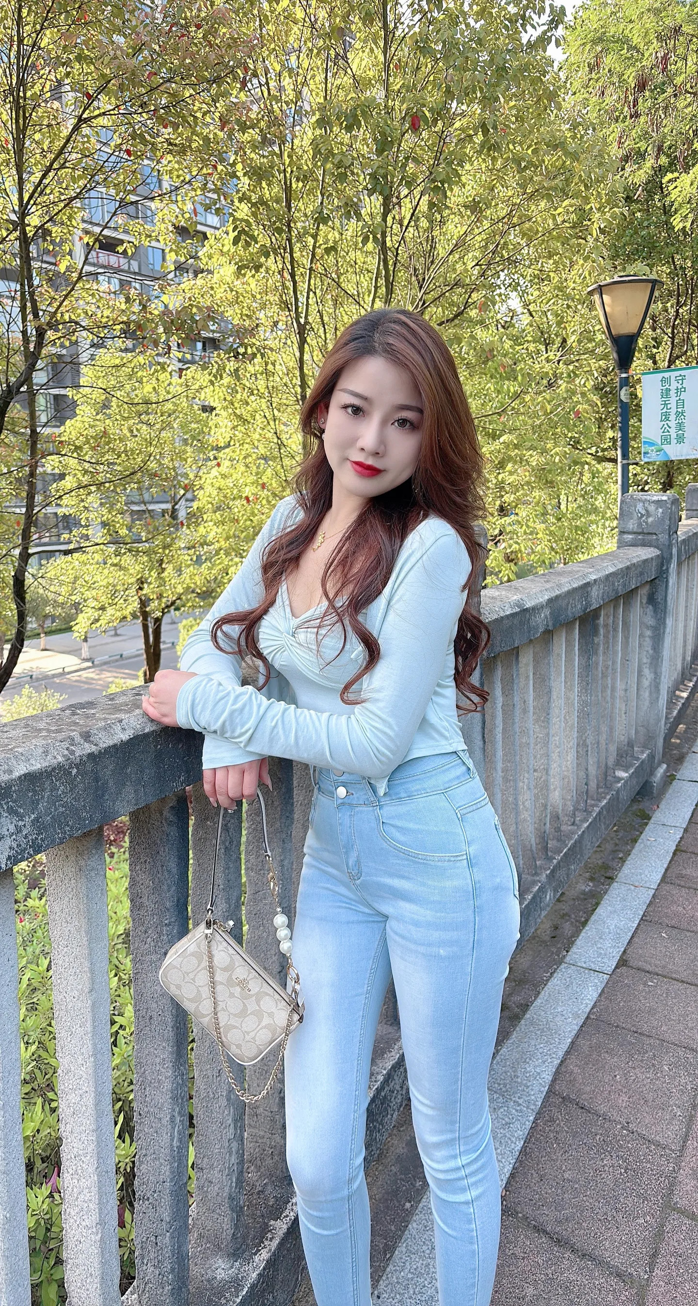 别只看风景，也看看我。我比这江南的春，更想让你记住。