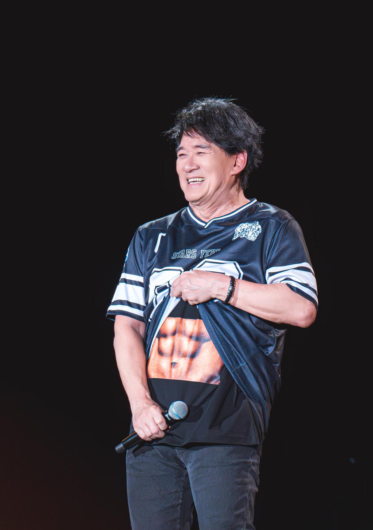 笑麻了！周华健汕头演唱会忘词，一句话让全场疯狂尖叫谁能想到，乐坛老炮周华