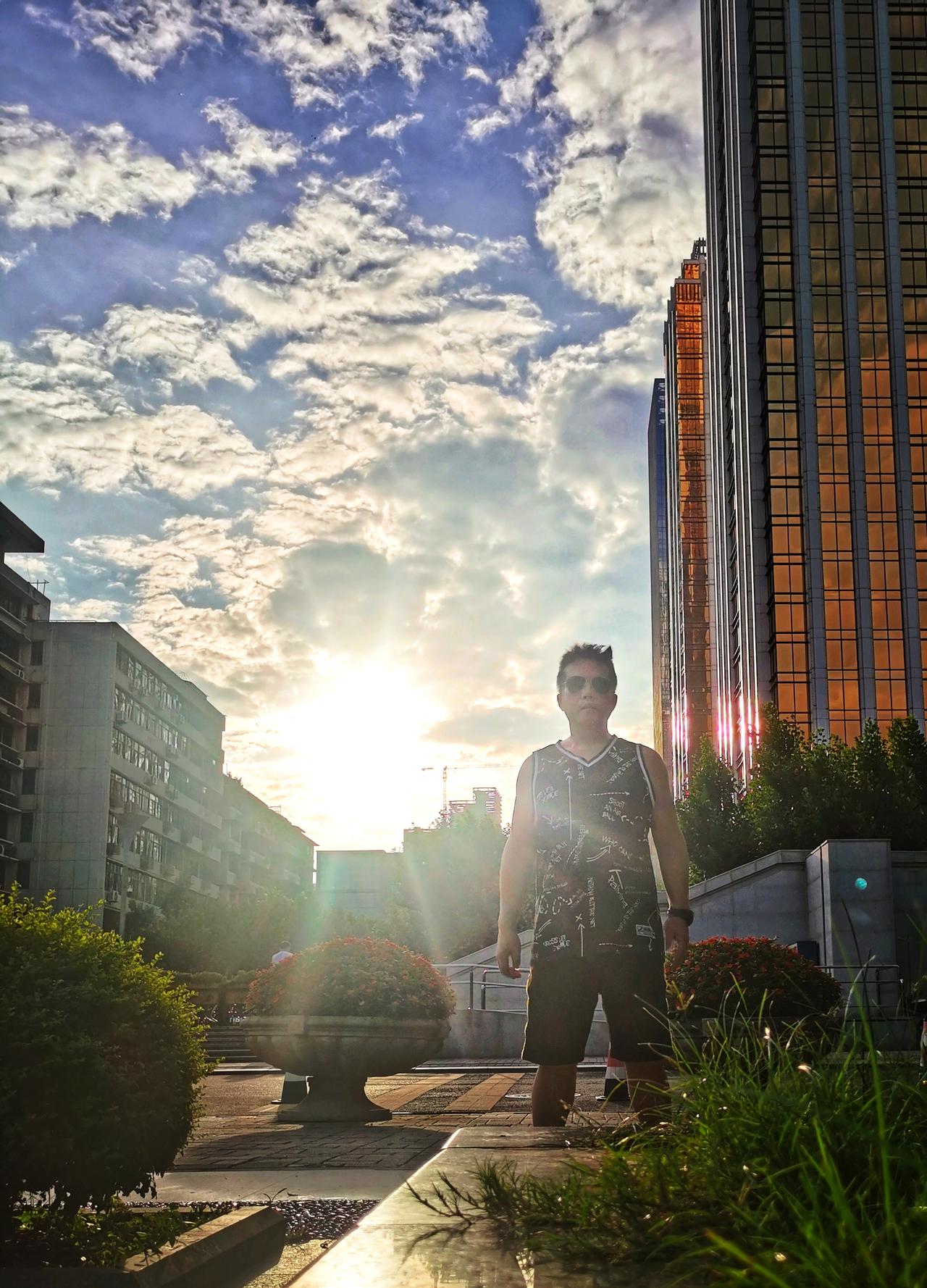标题：今日正式入初伏！三伏天晒背“天灸”功效、禁忌一次性讲清今天迎来初伏，