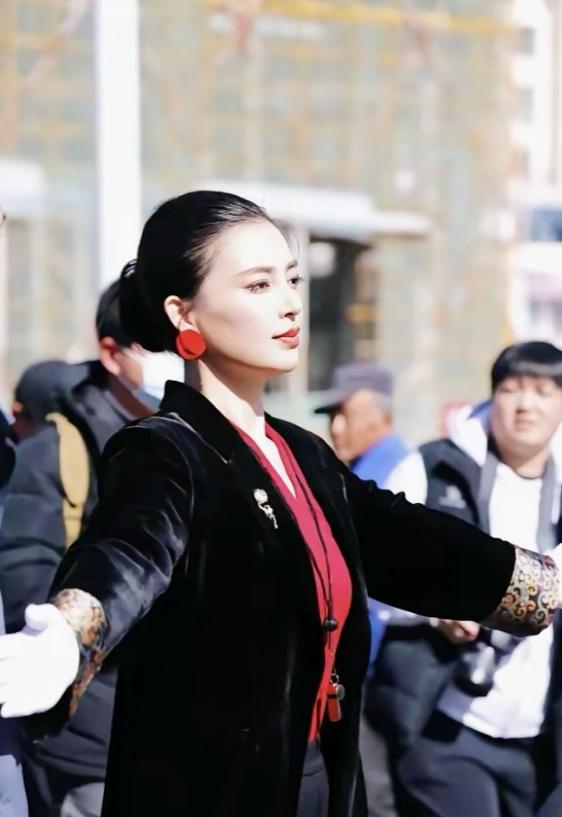 这回算是见识了啥叫“老天爷赏饭吃”。陕西榆林那个扭秧歌的领队高梦瑶，两天涨粉