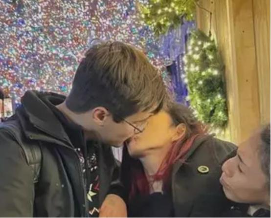 墨西哥一对连体双胞胎共享身体长达22年，姐姐交了男友后，碍于生理因素，她每次与男