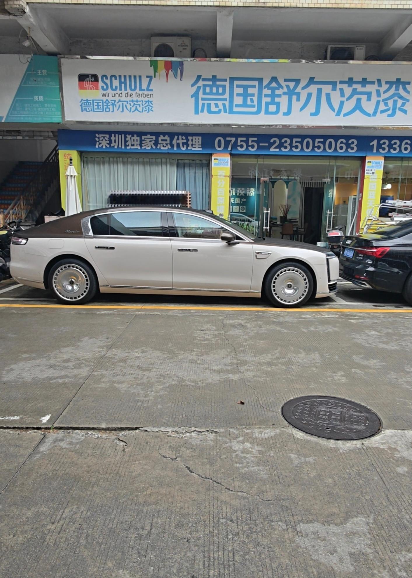 五米五的尊界停车确实是个难题，有些车位都没有这台车长，就很尴尬。但尊界拥有科技的
