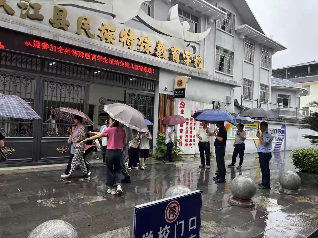 在湖南石门县的一所乡村学校里，发生了一场足以载入史册的生死营救。凌晨五点左右，暴