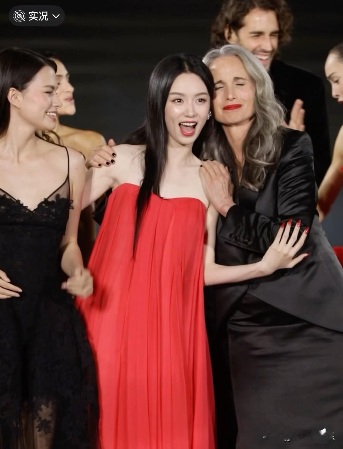 也子拉着becky？？？我以为我看花眼的程度也子这种骨相美女在欧美还是很吃香的
