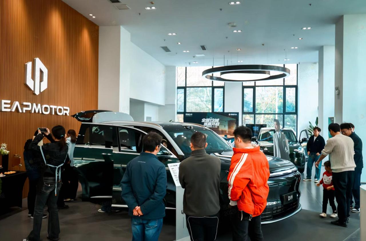 零跑D19展车到店人气爆棚，家庭SUV新选择？周末带娃出门像搬家，最近后台问