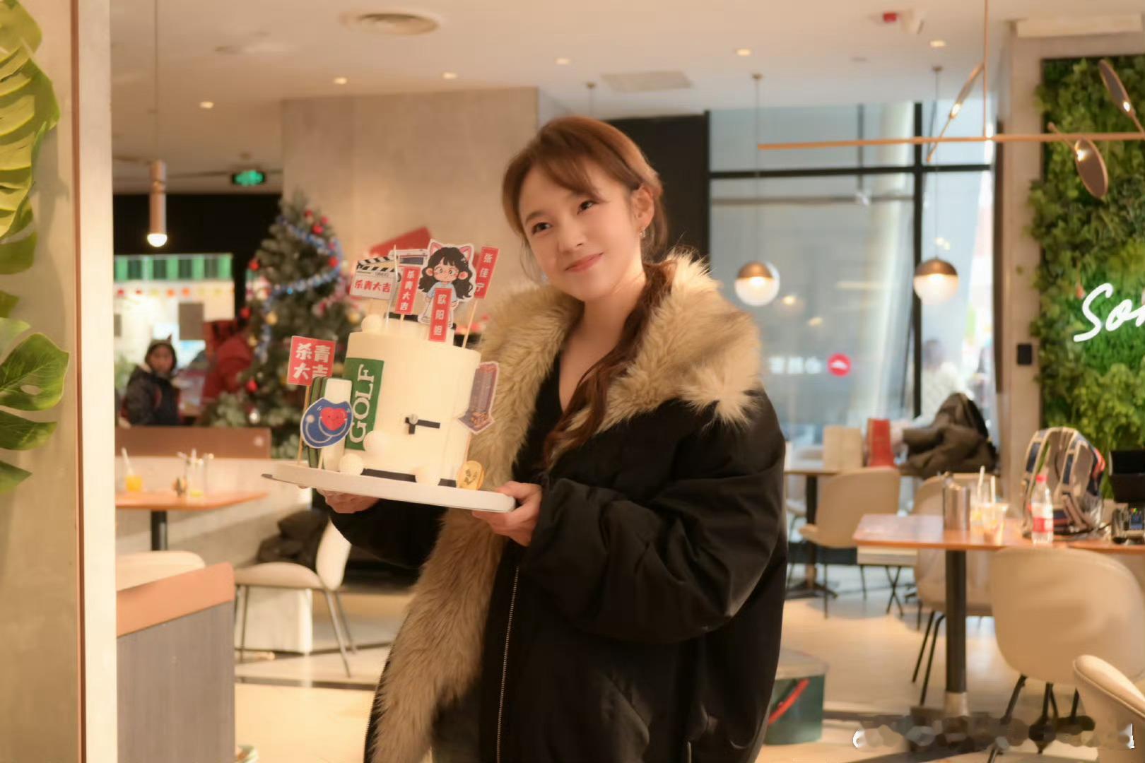 张佳宁好明媚的杀青状态她的明媚不是那种刺眼的亮，而是温暖的，舒服的。像阳光一样