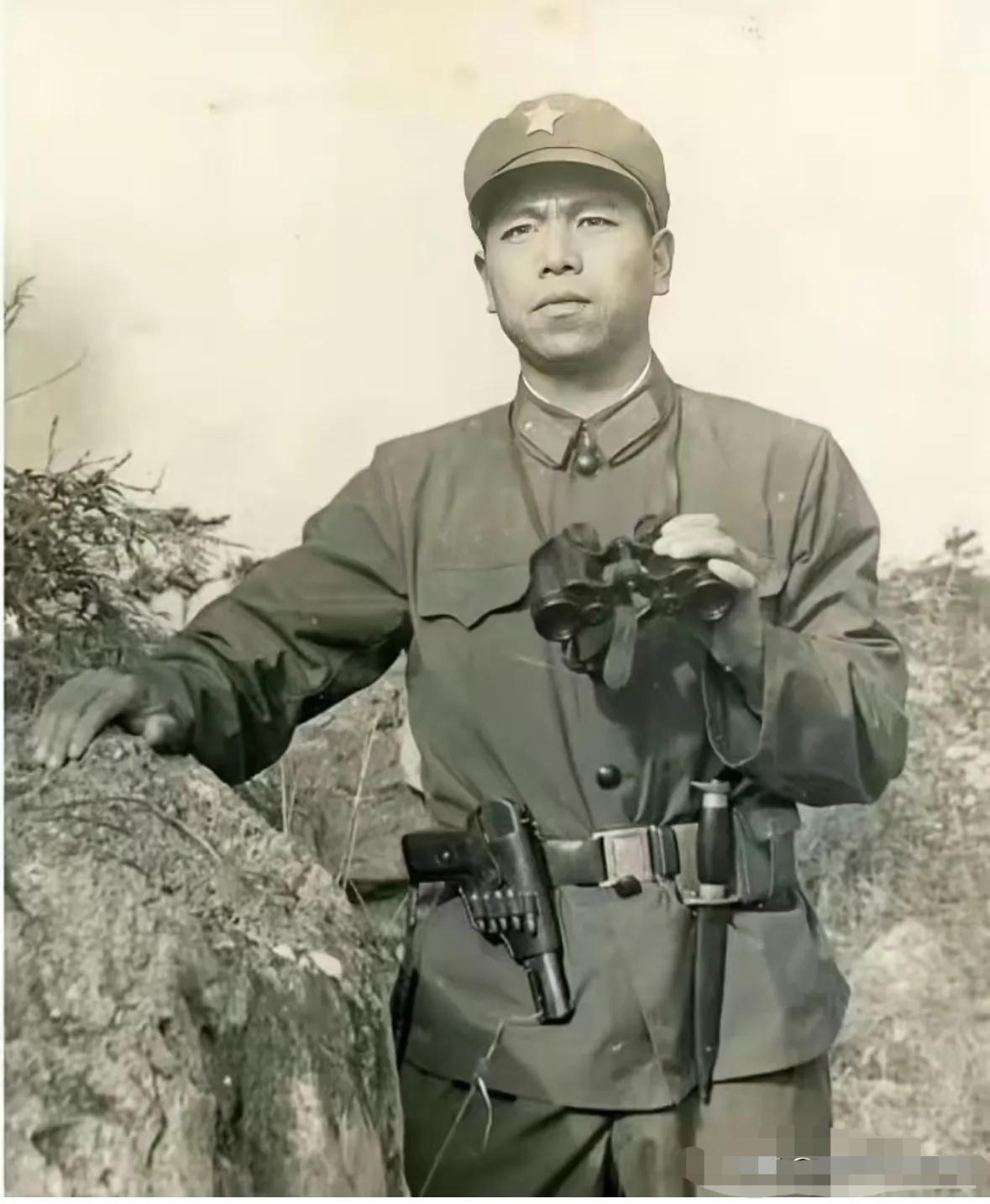 这张照片是时任41军军直侦察连连长崔英顺烈士牺牲前，在前沿阵地拍摄的最后一张照片