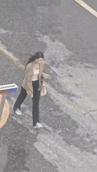 一名骑电动车的男子从后面不慎撞到一前方正在步行的女子！被撞女子显然有点猝不及防