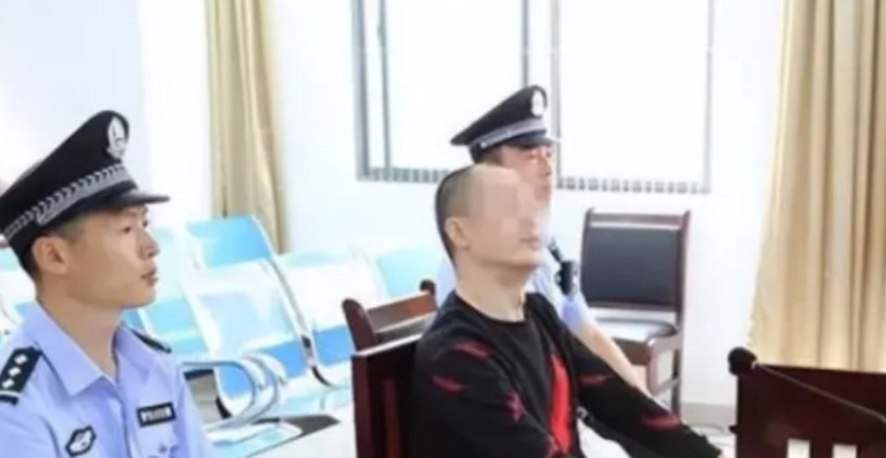 2002年留美女博士和丈夫回国探亲时，竟被父亲活活砍死。而父亲被抓后，不仅不悔改