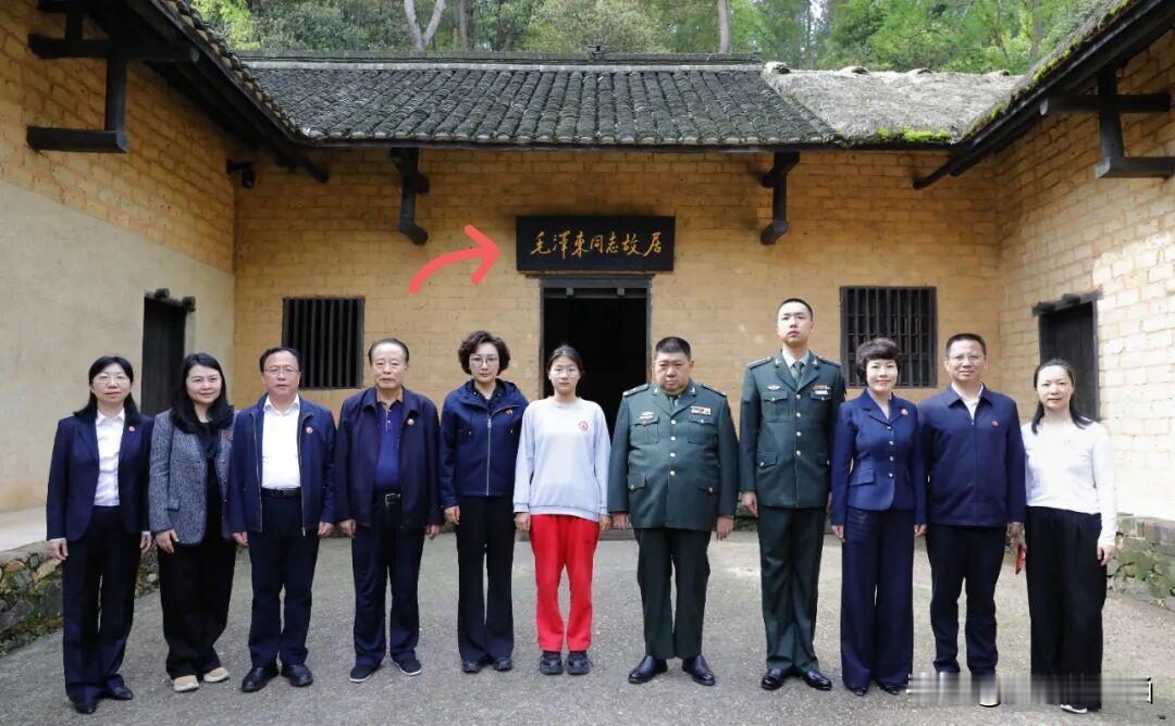 看到这张照片，心里久久不能平静。毛主席故居前，毛家后人整齐列队，没有排场、没有