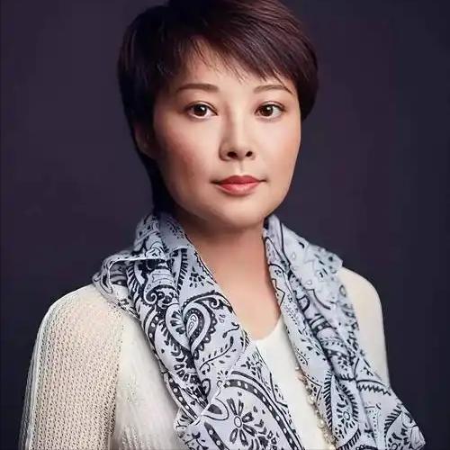 2018年，袁立突然在社交媒体上发起攻击，言辞犀利道：“那些小县城出来的土妞，格
