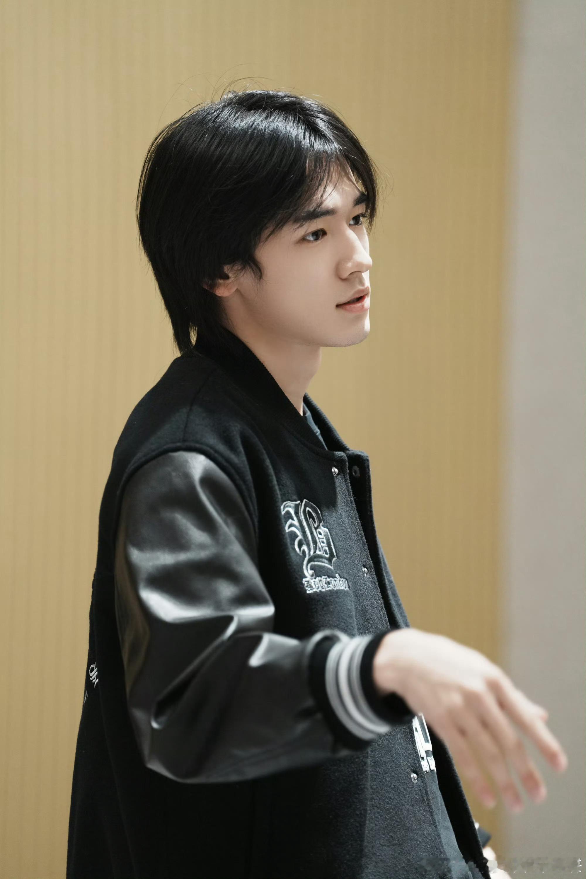 宋亚轩演唱会训练图更新微博，晒出演唱会训练图，素颜状态好好，期待小宋的舞台