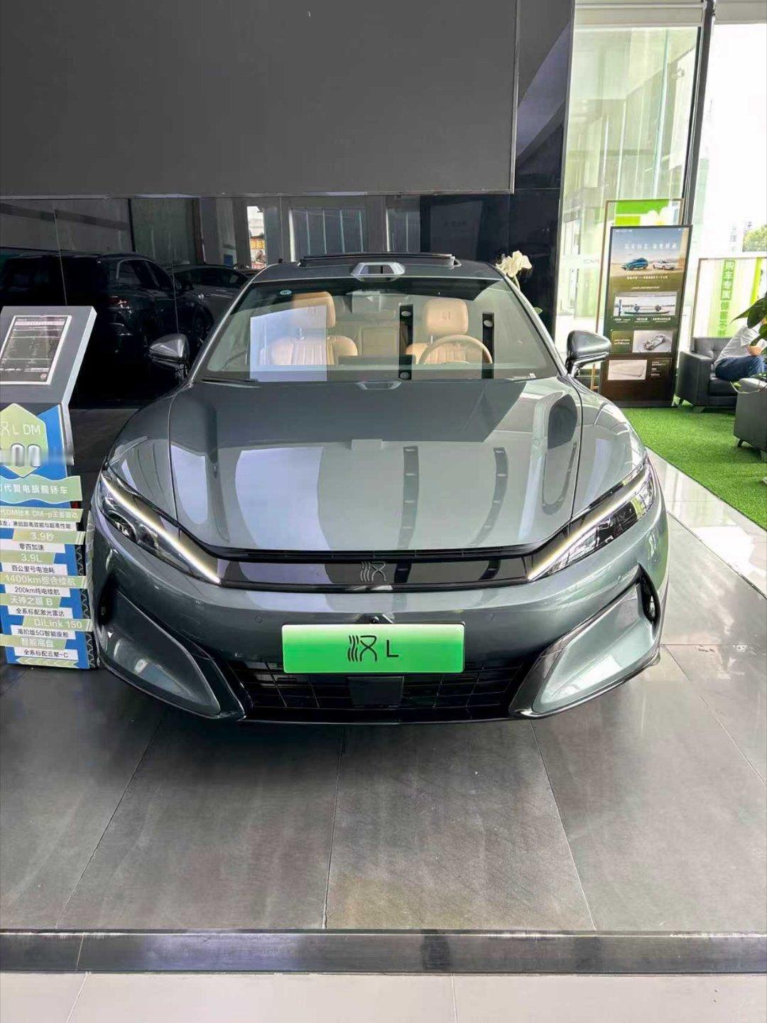 比亚迪汉L这颜值和实力都在线!纯电版加速够刺激,混动版续航更是一绝。DiLink